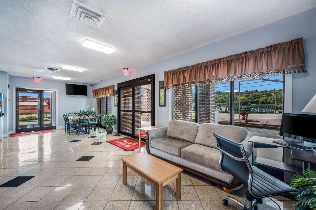 Econo Lodge Inn & Suites University Хънтсвил Екстериор снимка
