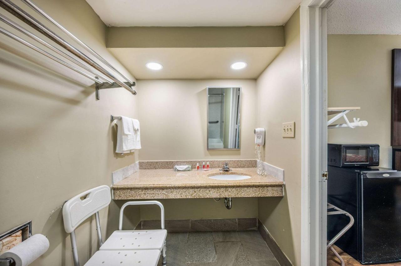 Econo Lodge Inn & Suites University Хънтсвил Екстериор снимка