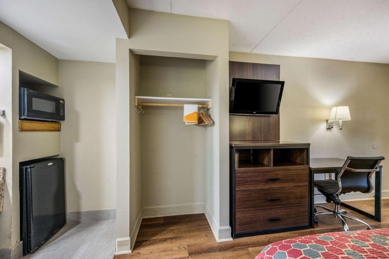 Econo Lodge Inn & Suites University Хънтсвил Екстериор снимка