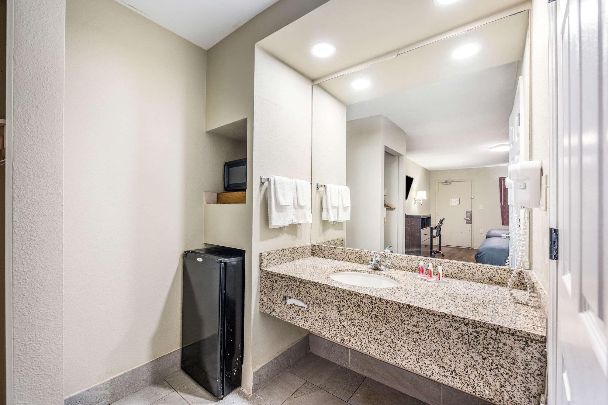 Econo Lodge Inn & Suites University Хънтсвил Екстериор снимка