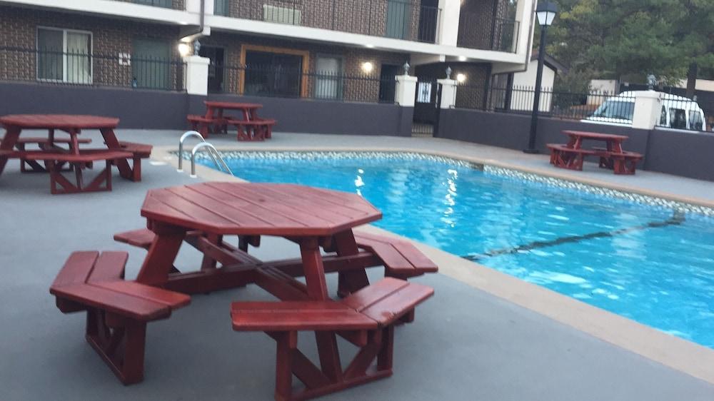 Econo Lodge Inn & Suites University Хънтсвил Екстериор снимка