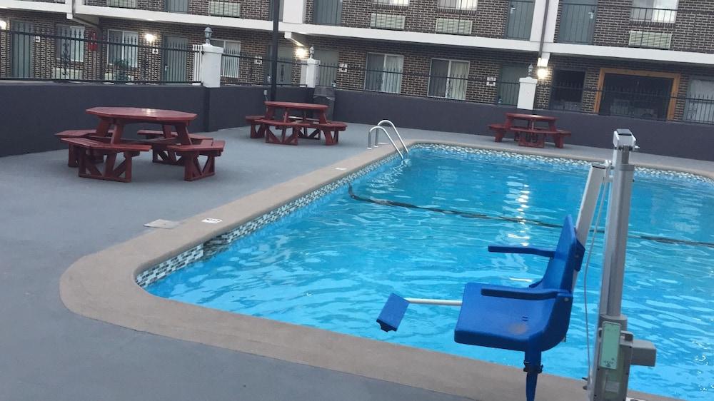 Econo Lodge Inn & Suites University Хънтсвил Екстериор снимка
