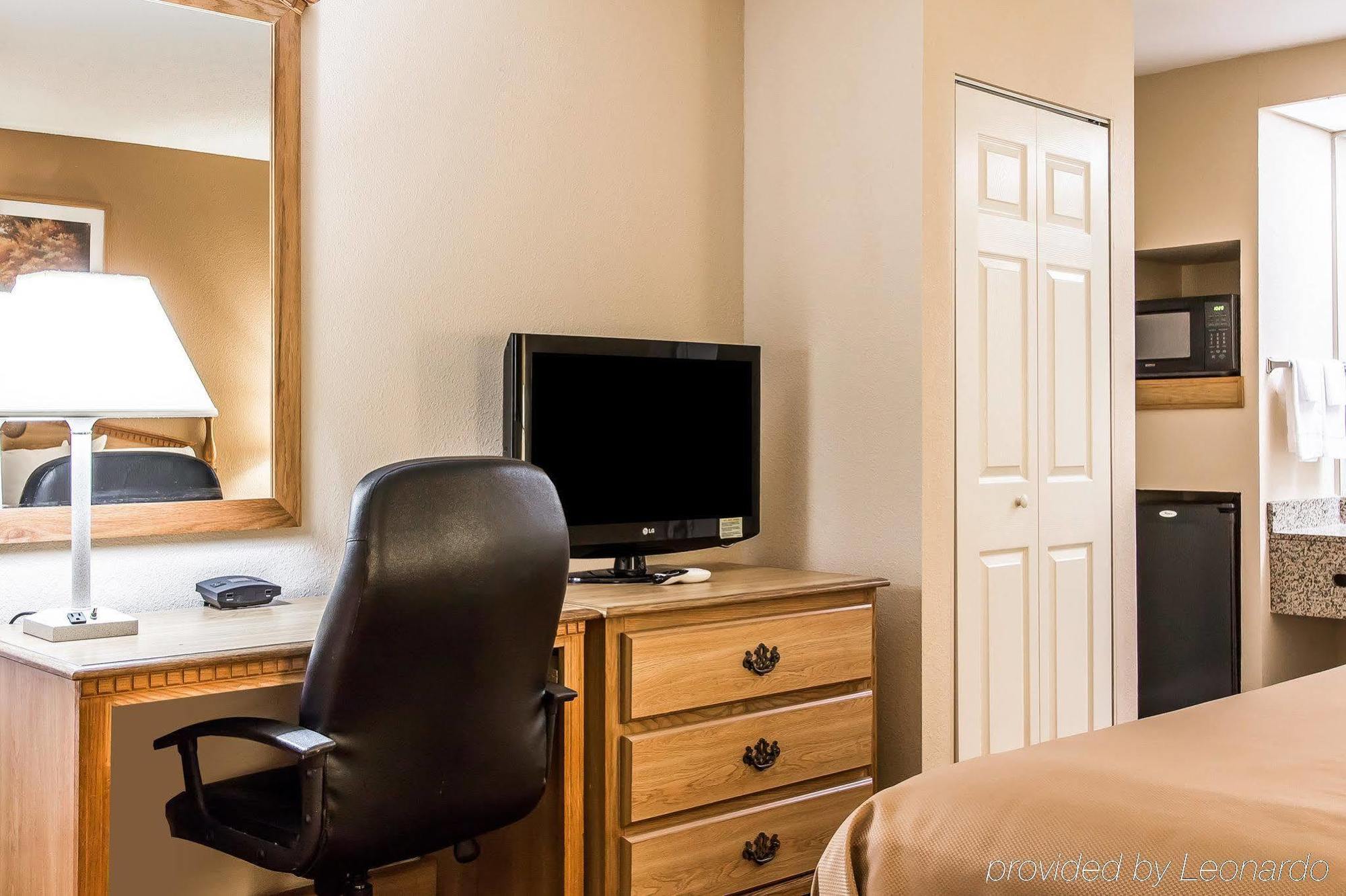 Econo Lodge Inn & Suites University Хънтсвил Екстериор снимка