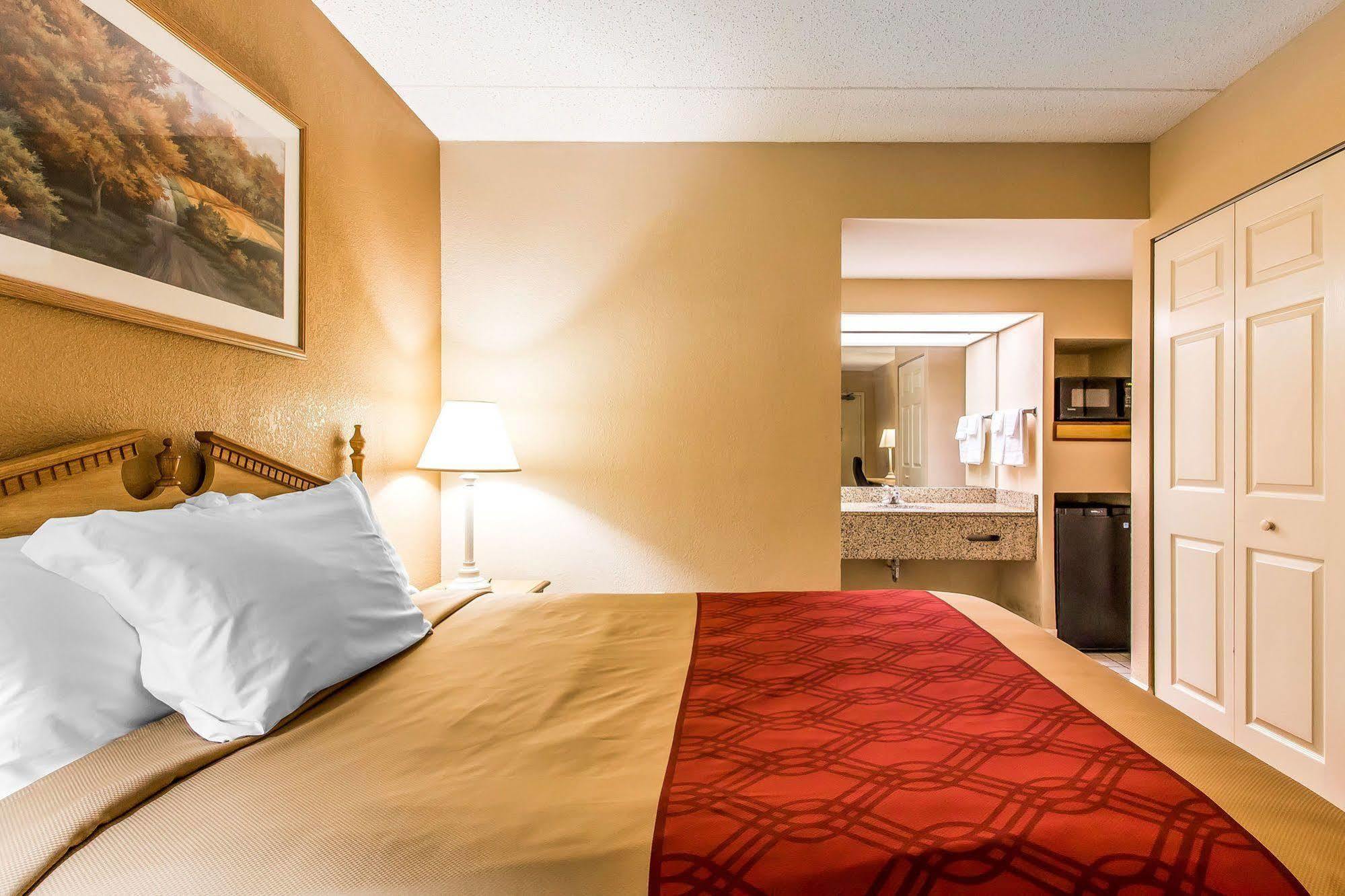 Econo Lodge Inn & Suites University Хънтсвил Екстериор снимка